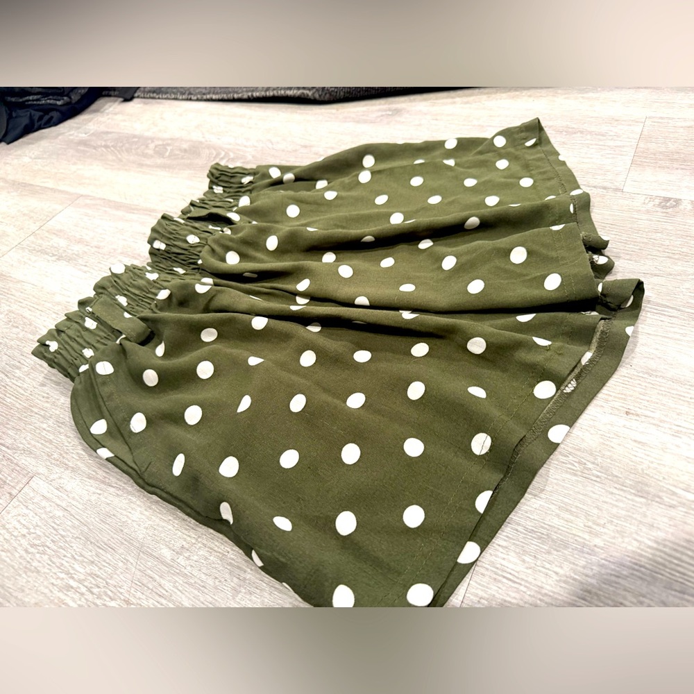 ‼️PART OF 4 for 15‼️One Size Stretch Waist Band Polkadot Green and White Shorts